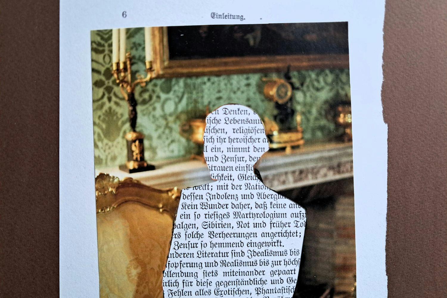 Collage, eine Buchseite, darüber der Umriss einer Person, auf braunem Hintergrund.
