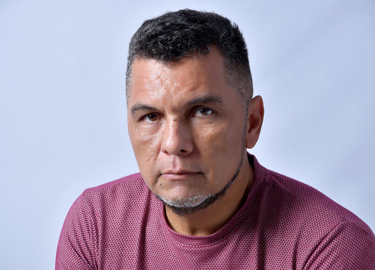 What happens when science itself becomes a new dogma? In his UMBRAL column for Literatur.Review, Colombian philosopher Bruno Elías Maduro dismantles the illusion of certainty and explores the fragile territory between knowledge, intuition, error and illusion.  “The Singularity of the Absurd” is not an attack on science, but on the transformation of scientific discourse into a secular priesthood of protocols, experts and manufactured truths. A provocative philosophical essay about doubt, power, human self-deception and the limits of what we can truly know.