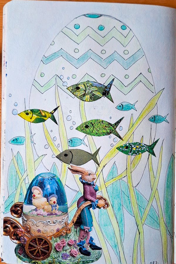 Mixed-Media: Bunststiftzeichnung mit Blättern und einem riesigen Osterei im Hintergrund, schwimmende Fische, Osterhasenfigur aus Porzellan mit einem Wagen (Zeitungsausschnitte)