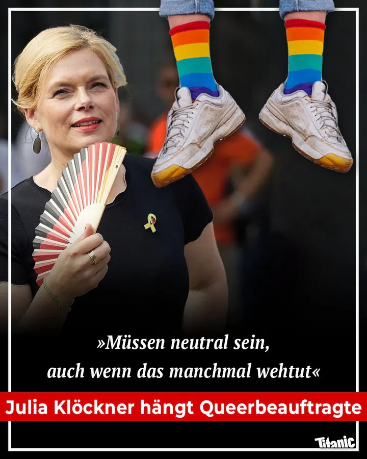 Julia Klöckner fächert sich mit einem Fächer in Deutschlandfarben Luft zu, neben ihr baumeln zwei Füße, die in Regenbogensocken stecken. Dazu der Text: "'Müssen neutral sein, auch wenn das manchmal wehtut". Julia Klöckner hängt Queerbeauftragte."