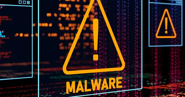 Computer-Screen mit Codezeilen und einem großen Dreieck mit Ausrufezeichen und "Malware" betitelt. / Bild: Canva
