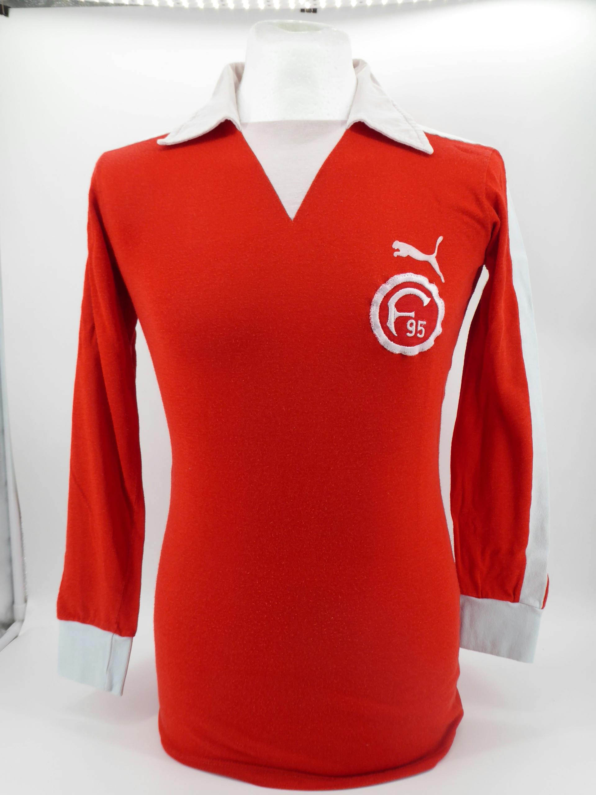 Original-Spielertrikot, getragen von Egon Köhnen im verlorenen DFB-Pokalendspiel gegen den 1. FC Köln am 15. April 1978.