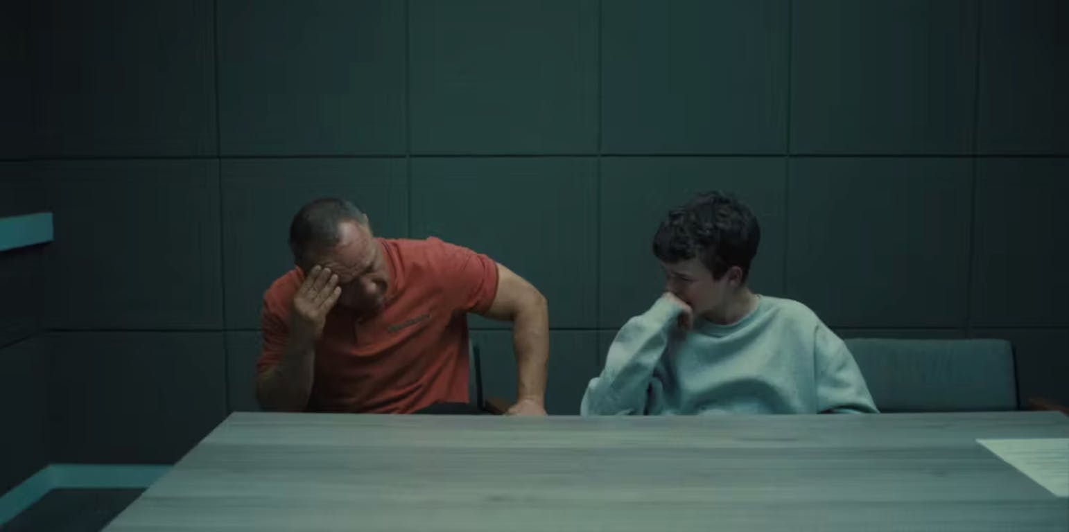 Ein Screenshot von der Serie Adolescence von Netflix.