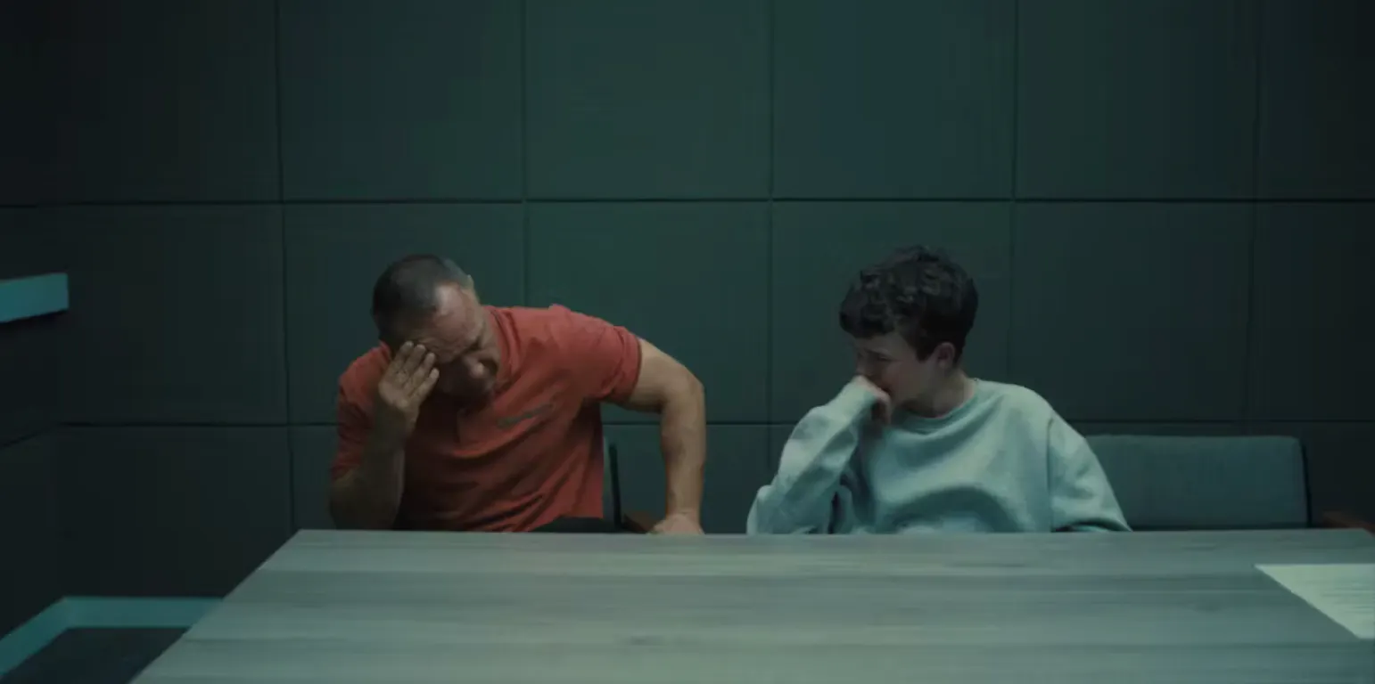 Ein Screenshot von der Serie Adolescence von Netflix.