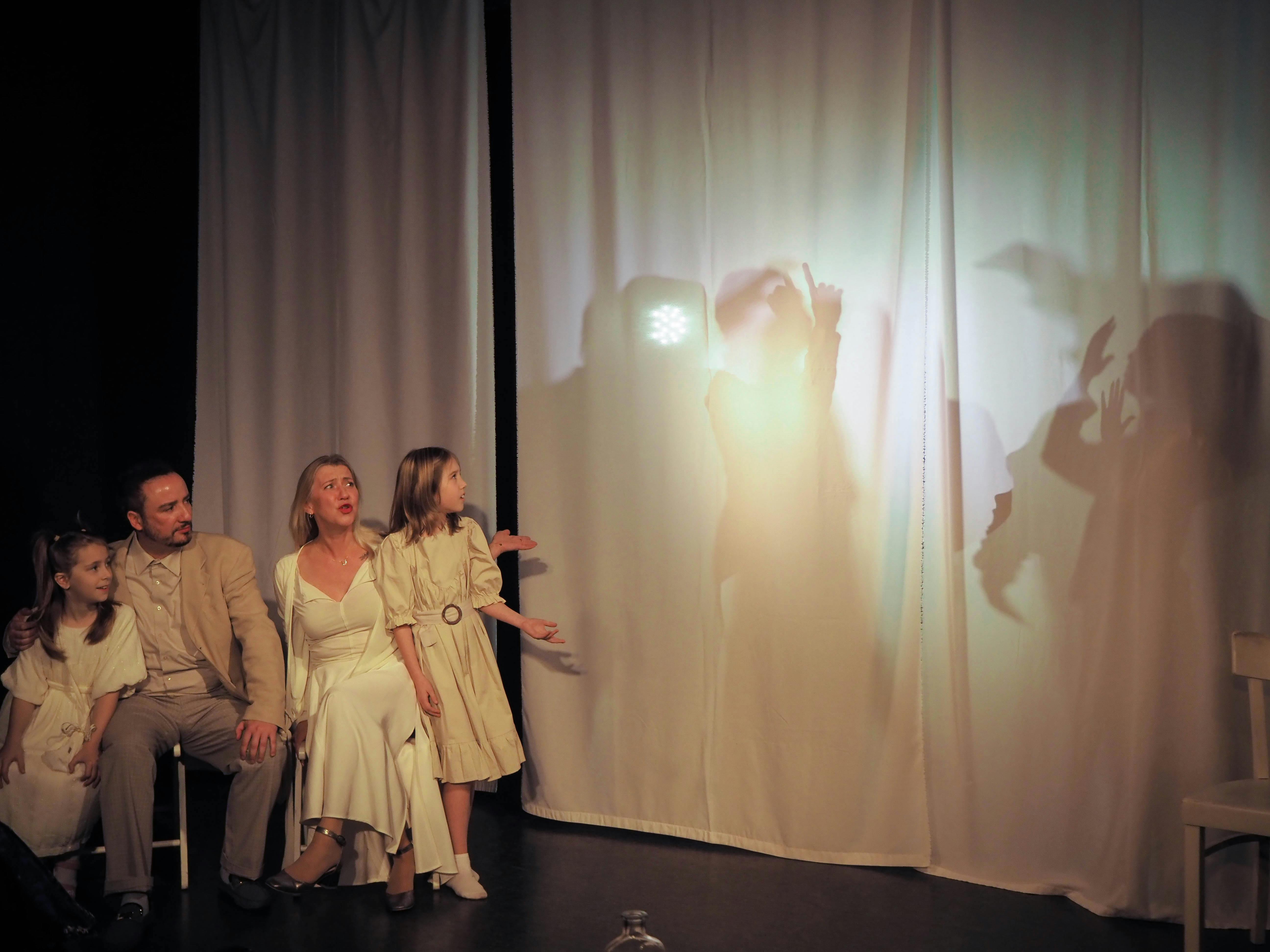 In dem Stück „Mario und der Zauberer” im Theater Atelier geht es um ein hochaktuelles und wichtiges Thema: Wie Faschismus den Alltag durchdringt und die Demokratie bedroht. Foto: Darya Piatrova