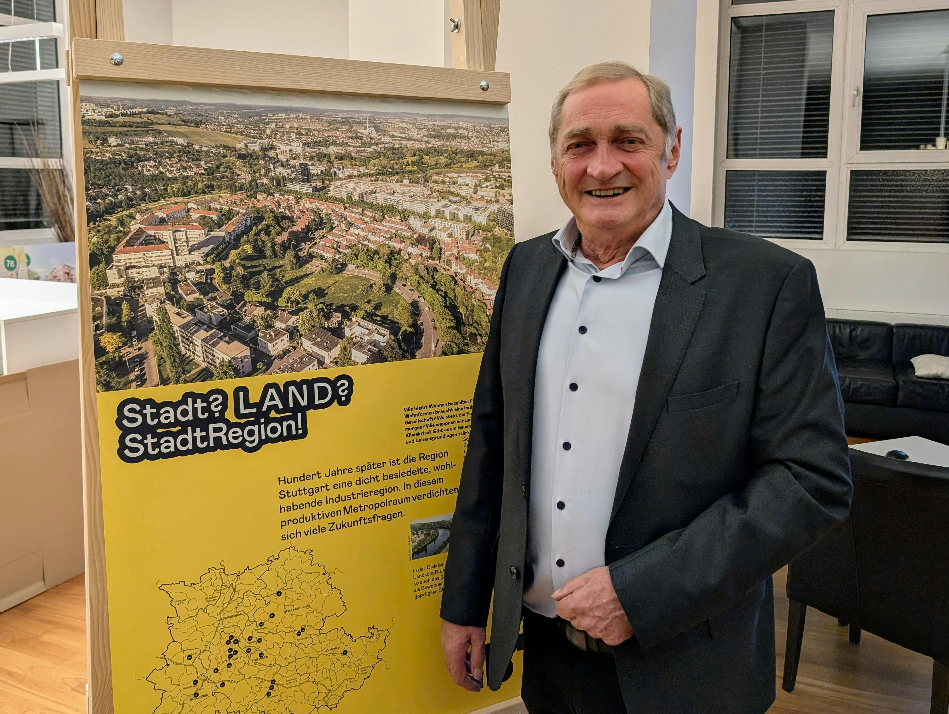 Bezirksvorsteher Armin Serwani beim Besuch der IBA '27-Ausstellung in Gaisburg im vergangenen Jahr. Foto: Jürgen Brand