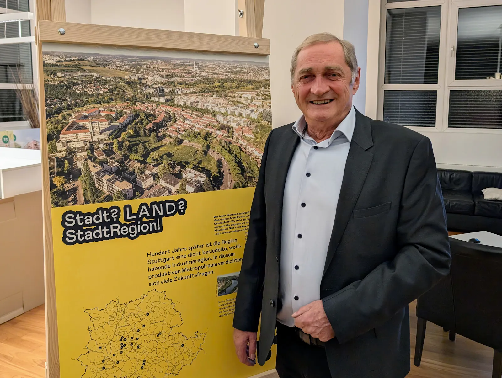 Bezirksvorsteher Armin Serwani beim Besuch der IBA '27-Ausstellung in Gaisburg im vergangenen Jahr. Foto: Jürgen Brand