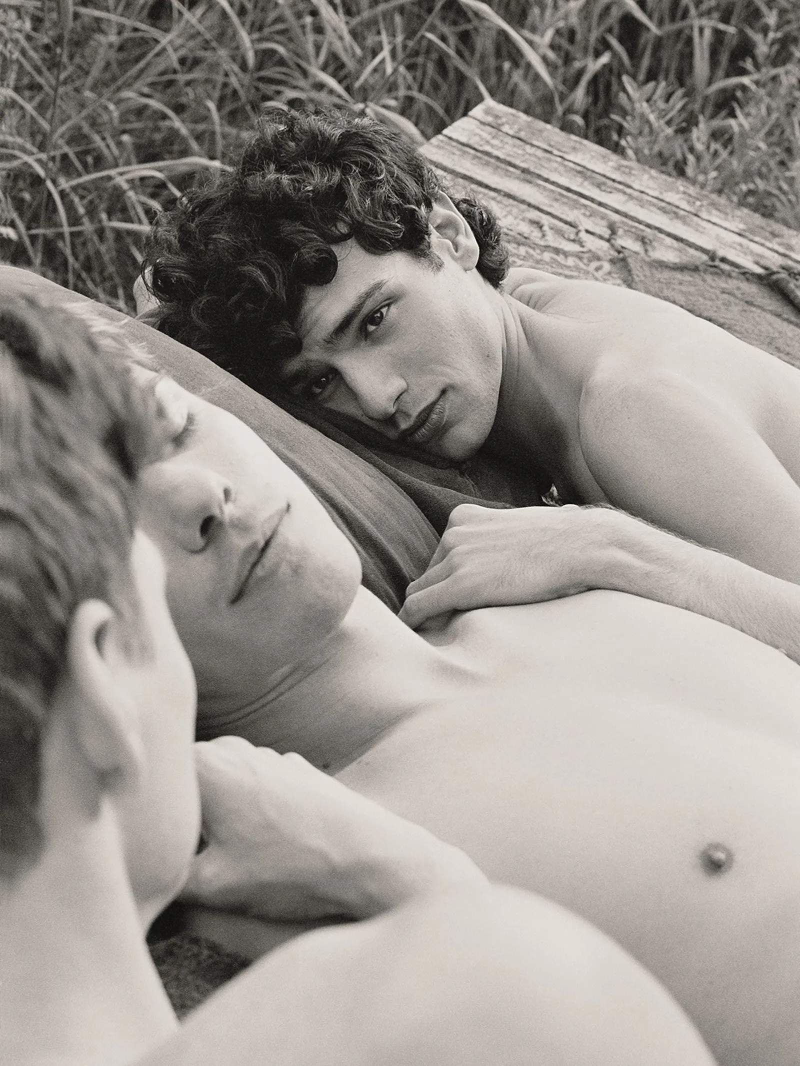 Drei junge Männer liegen im Gras Eine Fotografie aus Richard Kranzins The Three of Us in MY GAY EYE Nummer 21