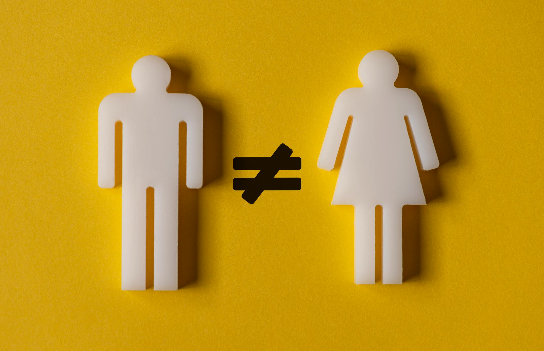 Dieses Bild zeigt zwei weiße Figuren auf gelbem Hintergrund: Links eine männliche, rechts eine weibliche. Zwischen ihnen steht ein schwarzes Ungleichheits-Zeichen.