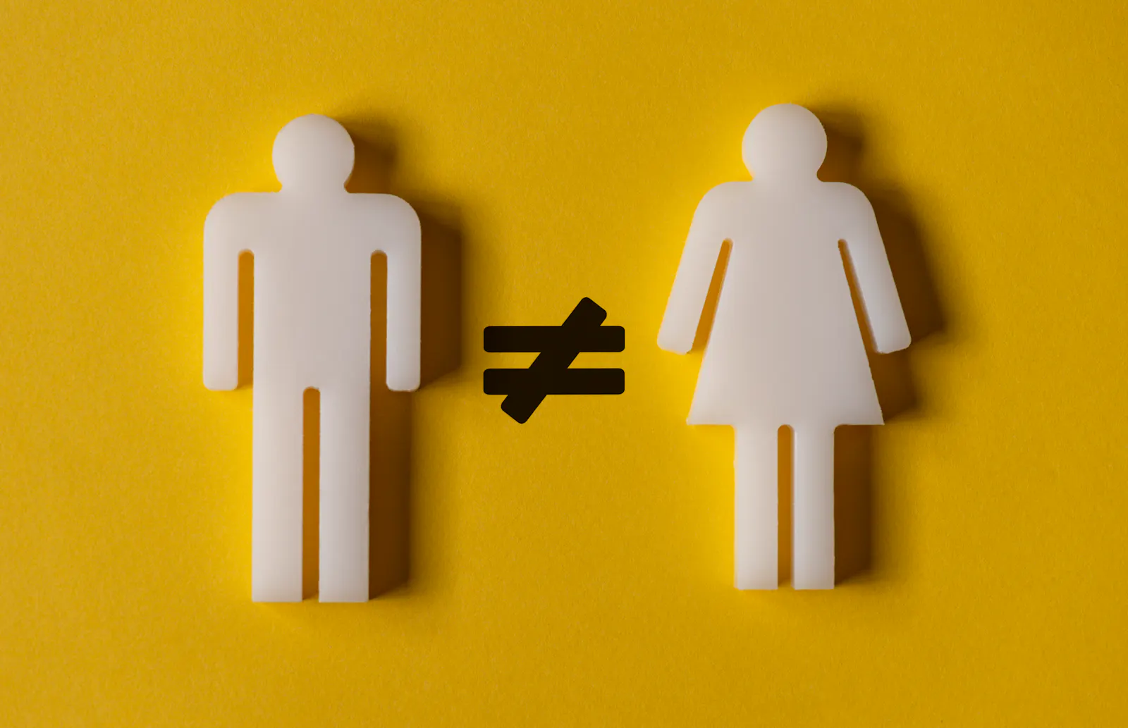 Dieses Bild zeigt zwei weiße Figuren auf gelbem Hintergrund: Links eine männliche, rechts eine weibliche. Zwischen ihnen steht ein schwarzes Ungleichheits-Zeichen.