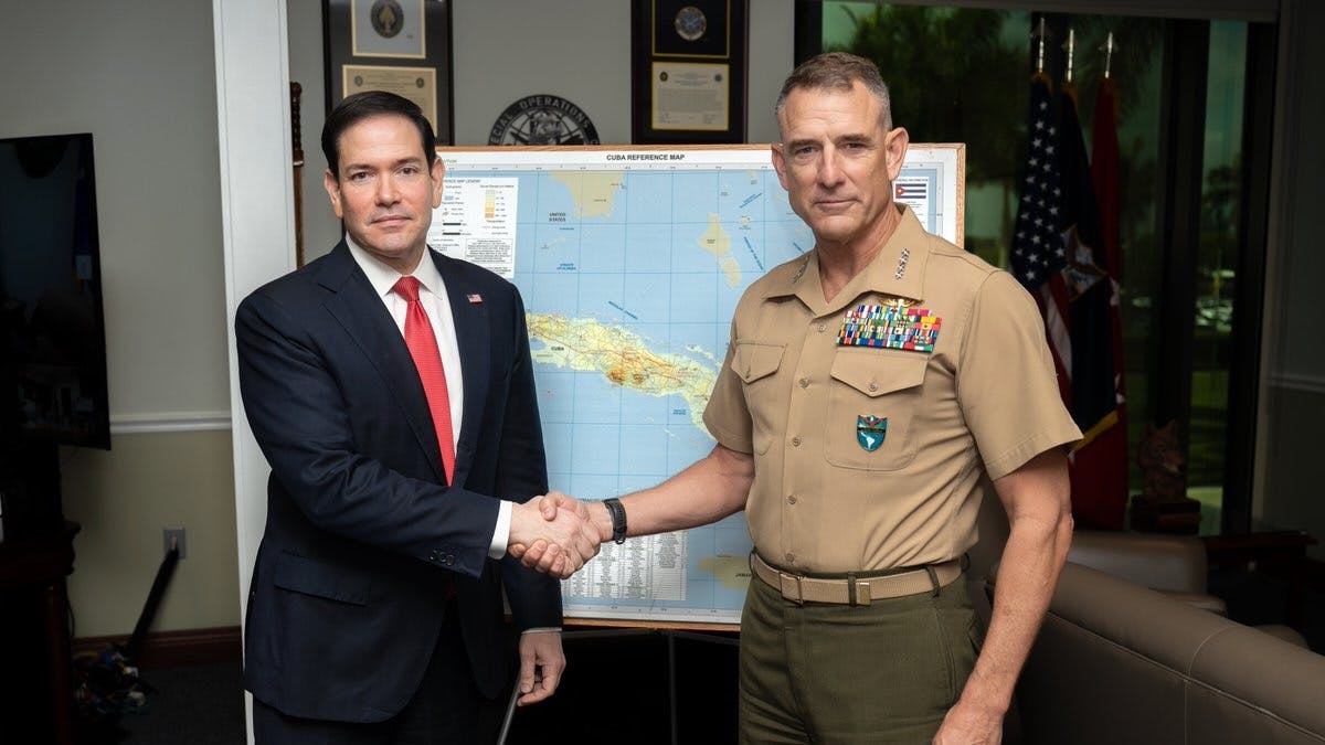 US-Außenminister Marco Rubio und der Chef des Süd-Kommandos der US-Streitkräfte, General Francis L. Donovan, vor einer Landkarte Kubas (Foto: peoplesdispatch.org)