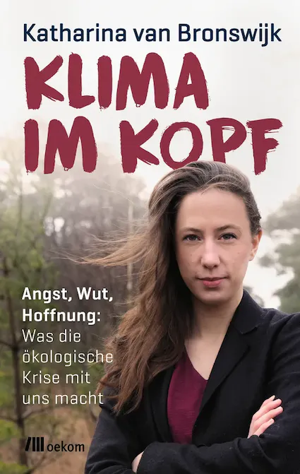 Buchcover "Klima im Kopf" von Katharina von Bronswijk. Das Cover zeigt ein Portrait der Autorin mit Bäumen im Hintergrund.