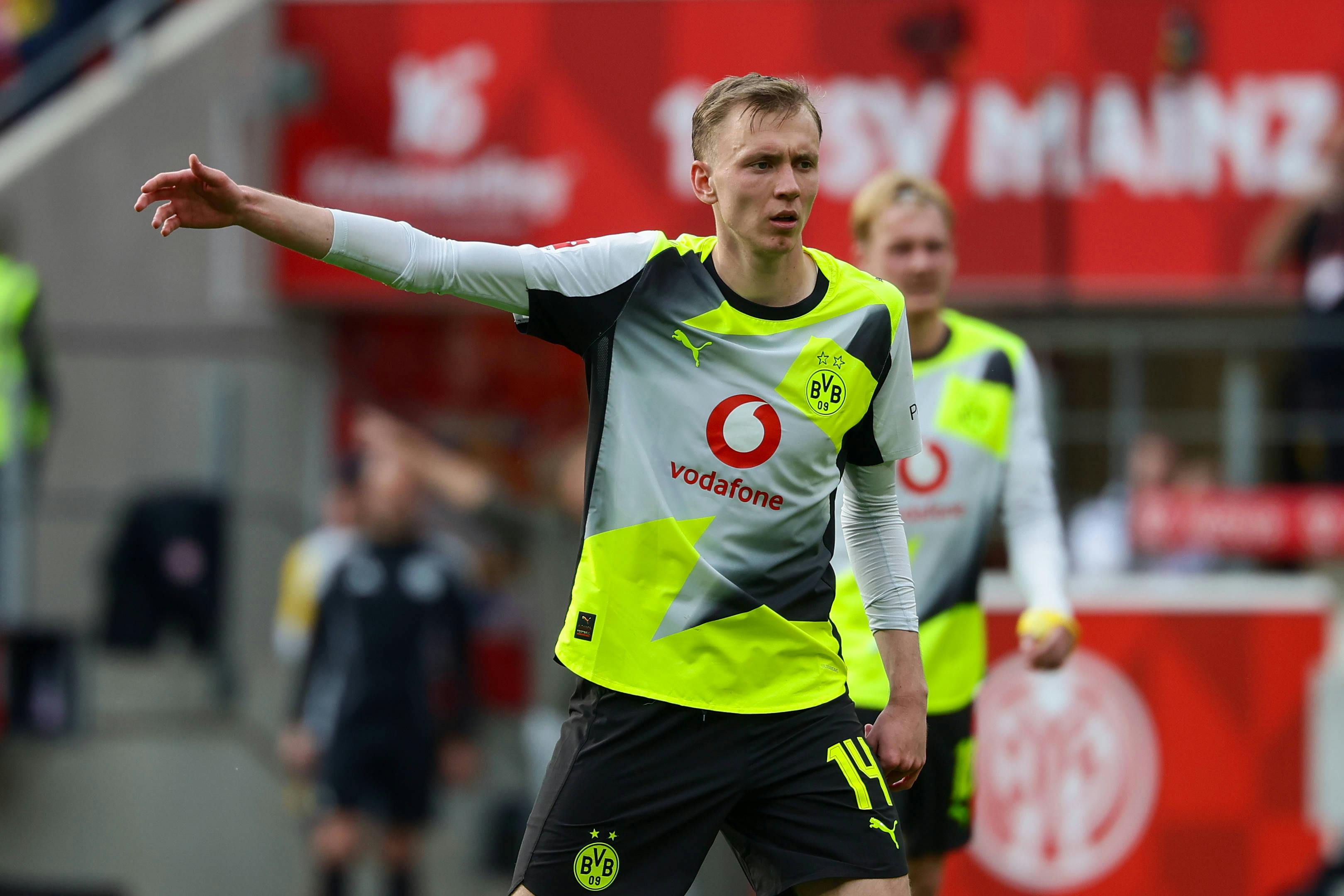 Maximilian Beier im aktuellen Auswärtstrikot der Saison 2025/26