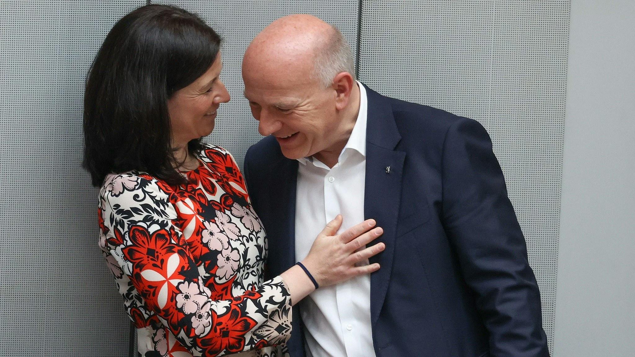 Bildungssenatorn Katharina Günther-Wünsch eng umschlungen mit Berlins regierendem Bürgermeister Kai Wegner