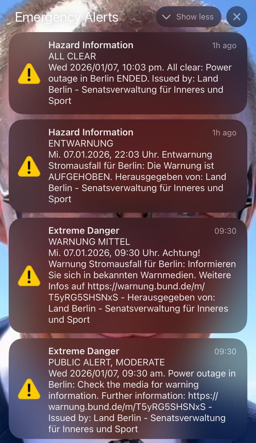 Mehrere Gefahrenmeldungen und Entwarnungen auf dem Bildschirm, die von Extremer Gefahr bei WARNUNG MITTEL zu späterer Entwarnung gehen