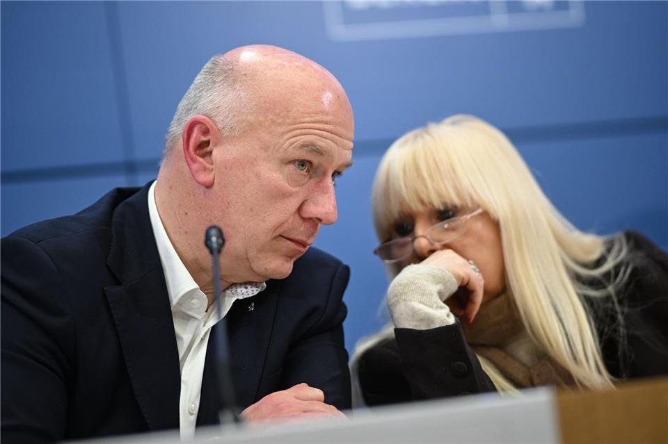 Kai Wegner und Iris Spranger recken die Köpfe zusammen