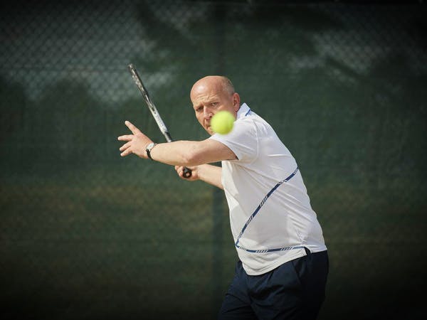 Kai Wegner spielt Tennis