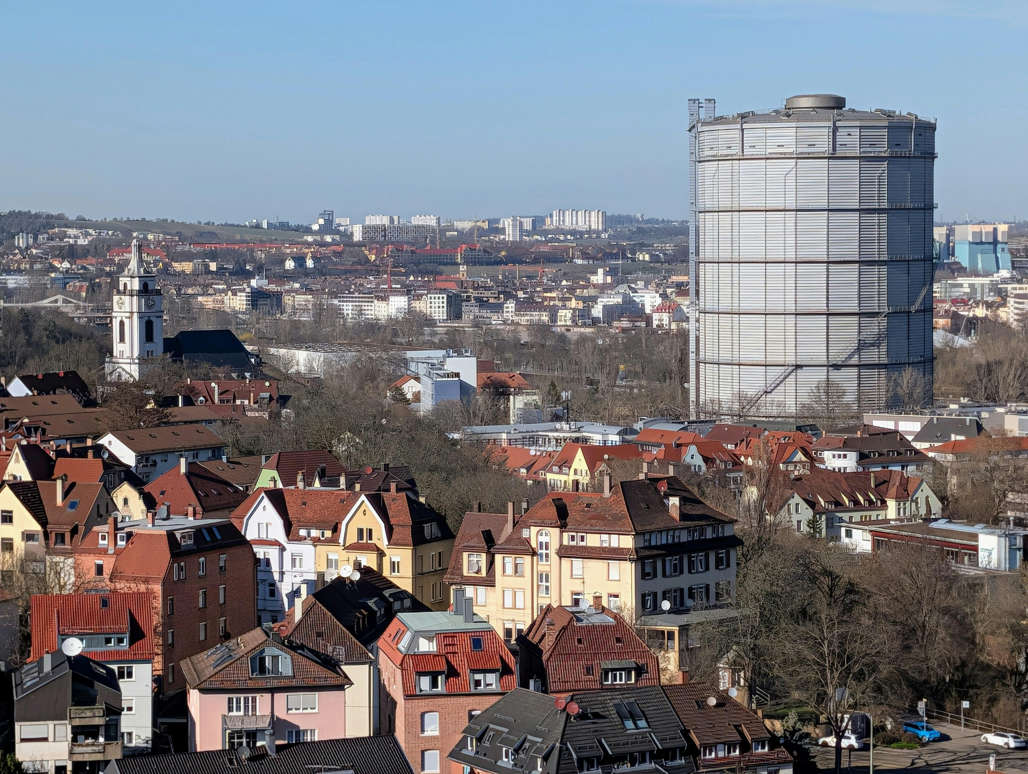 Gaisburg im Vorfrühling: Blick vom Plettenberg auf Gaskessel und Gaisburger Kirche. Foto: Jürgen Brand