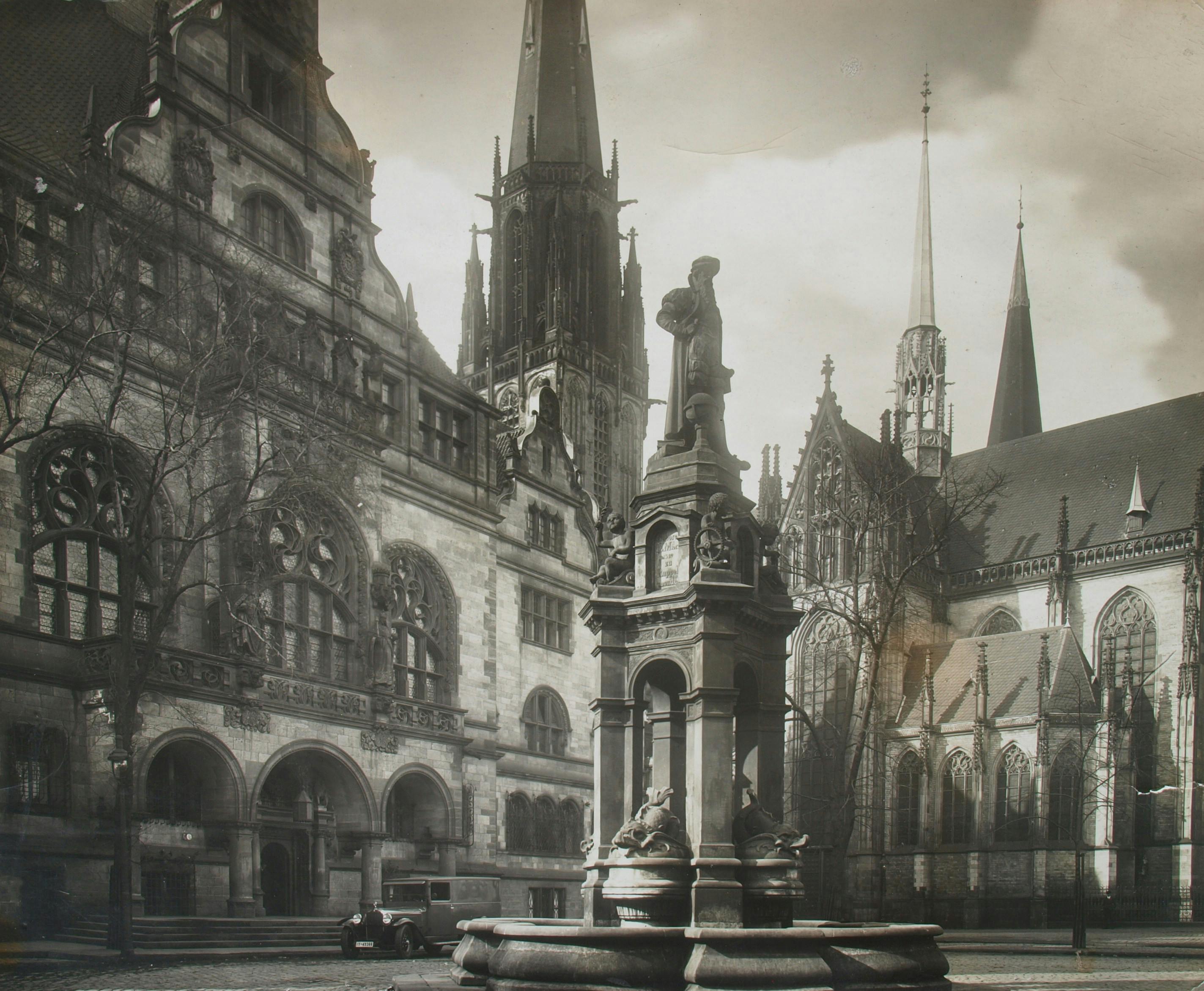 Blick vom Burgplatz in Duisburg auf das Duisburger Rathaus und den Mercatorbrunnen, sowie die Salvatorkirche vor der Zerstörung im 2. Weltkrieg.