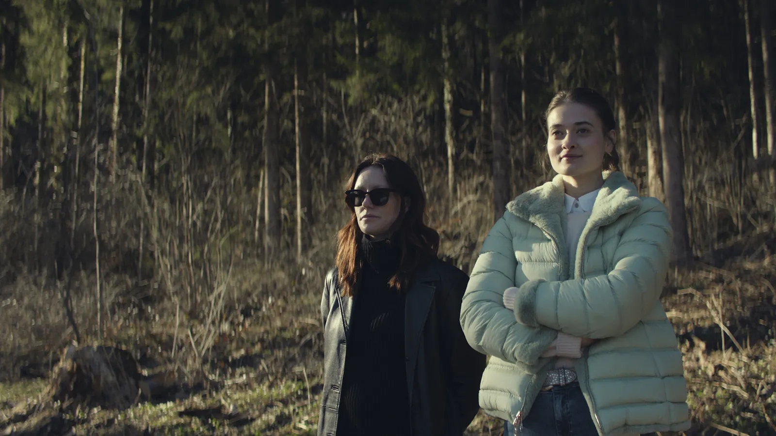 Ira Zach (Lavinia Wilson, l.) unterstützt Daphne Meindl (Philine Schmölzer, r.) im Fall "Wolfsmord". Doch schnell stellen die beiden fest, dass es um mehr geht als die Wölfe in Garmisch // © ZDF/Roland Stuprich