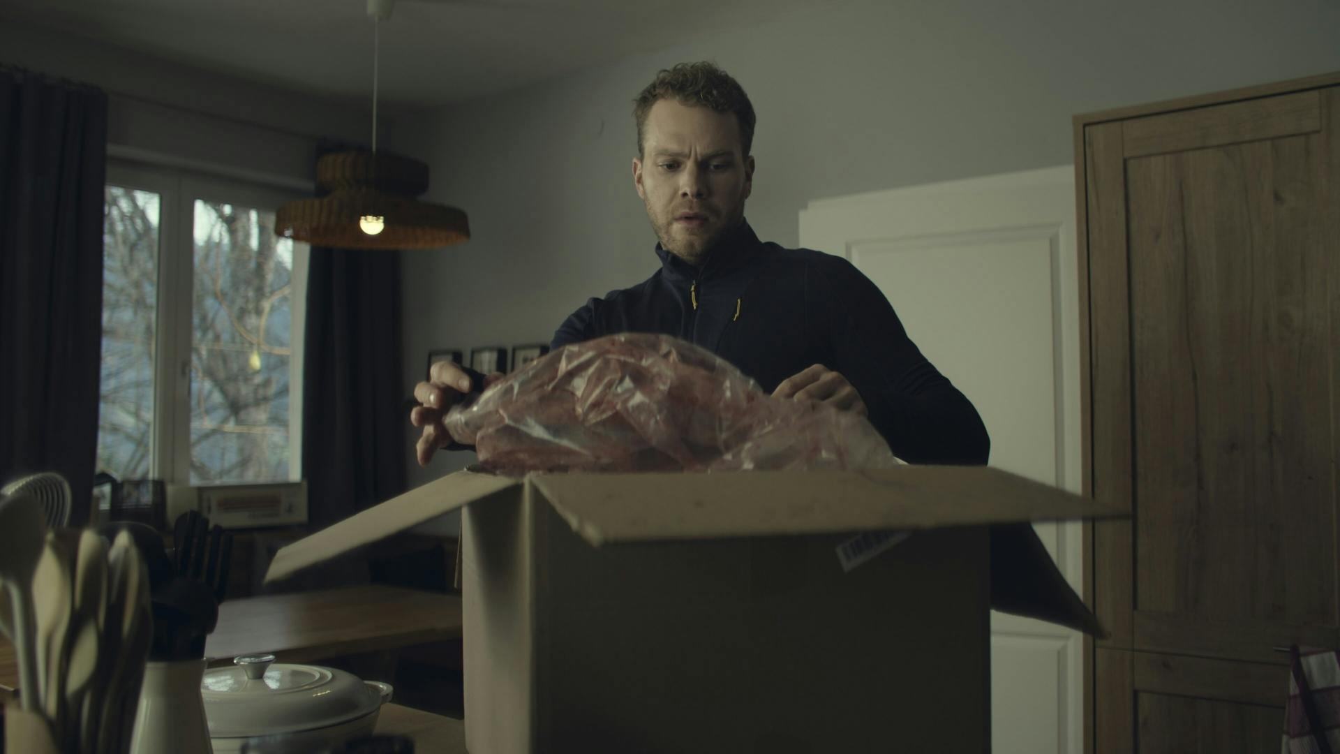 Fabian Pongratz (Ben Münchow) ist schockiert als er sieht, dass ihm per Post ein abgetrennter Wolfskopf zugeschickt wurde // © ZDF/Roland Stuprich