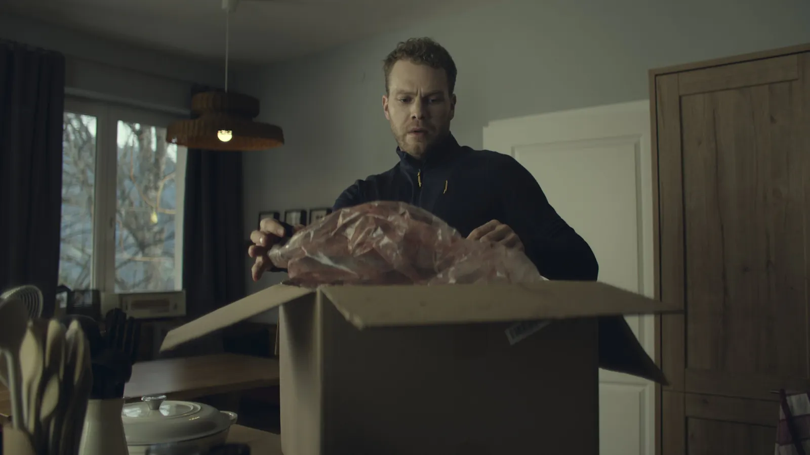 Fabian Pongratz (Ben Münchow) ist schockiert als er sieht, dass ihm per Post ein abgetrennter Wolfskopf zugeschickt wurde // © ZDF/Roland Stuprich