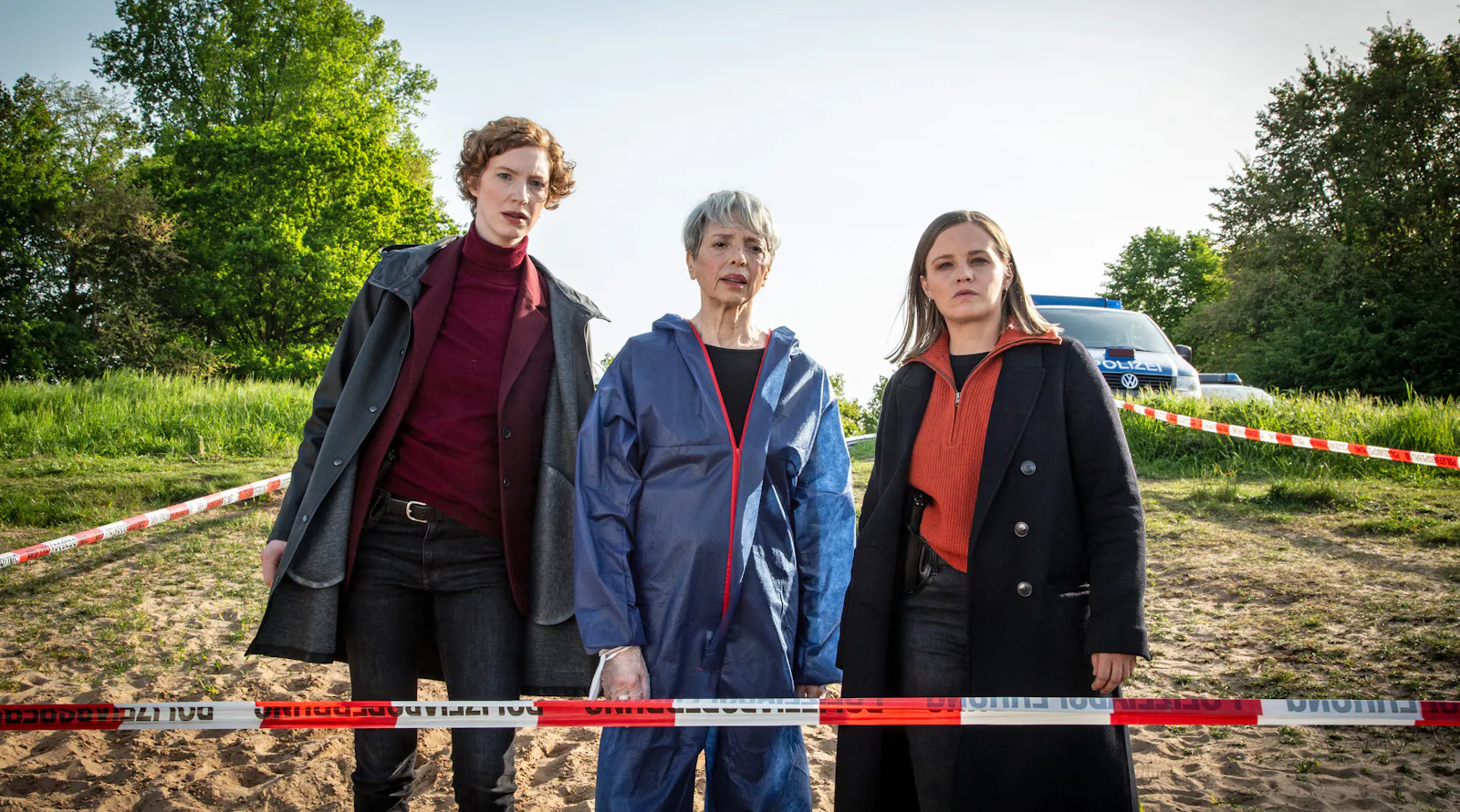 Tatort solange du atmest am Leichenfundort Weser Ermittlerinen Linda Selb und Liv Moormann Gerichtsmedizinerin Edda Bingley Wiese und Baum im Hintergrund