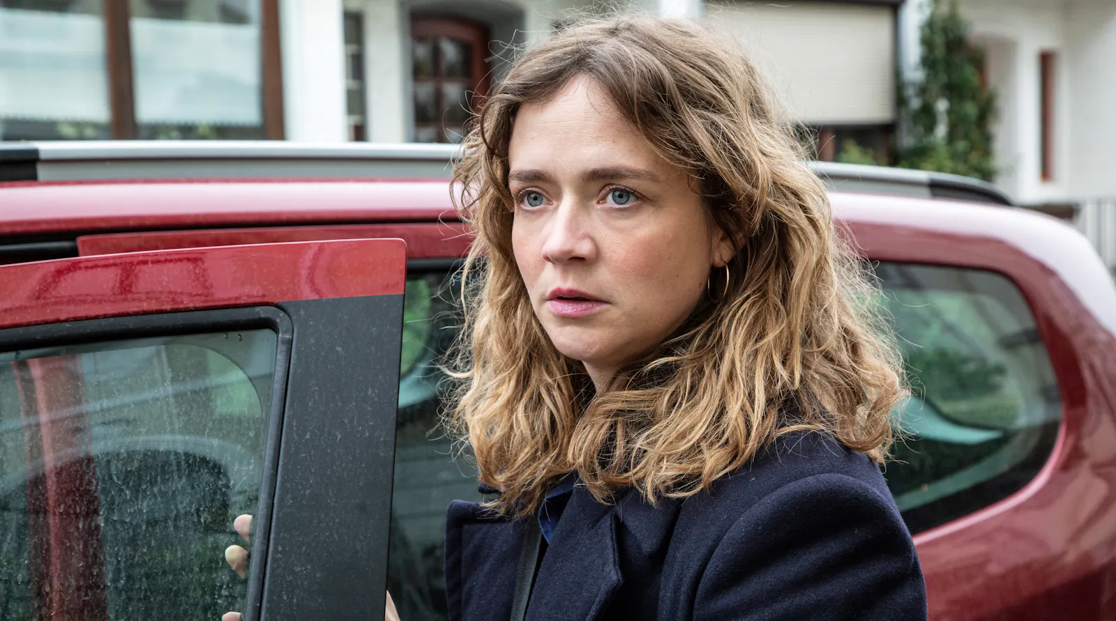 Mitbewohnerin Paula Södersen (Sarina Radomski), macht sich Sorgen steht am Auto