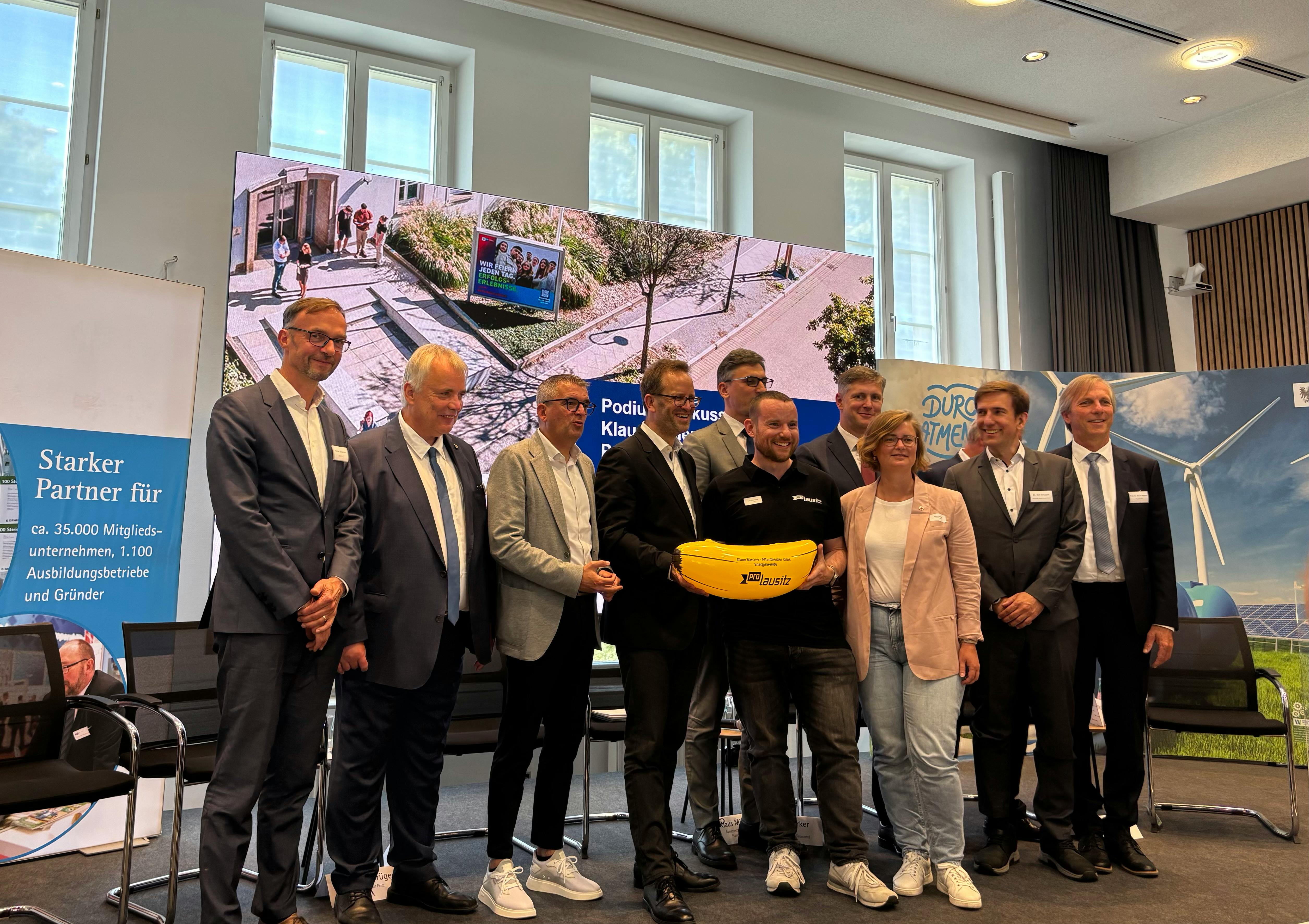 Von Klaus Müller (Mitte) will Welt Leitungen. In Cottbus bekam er am Dienstag die Banane, die die Lausitz sich wünscht.