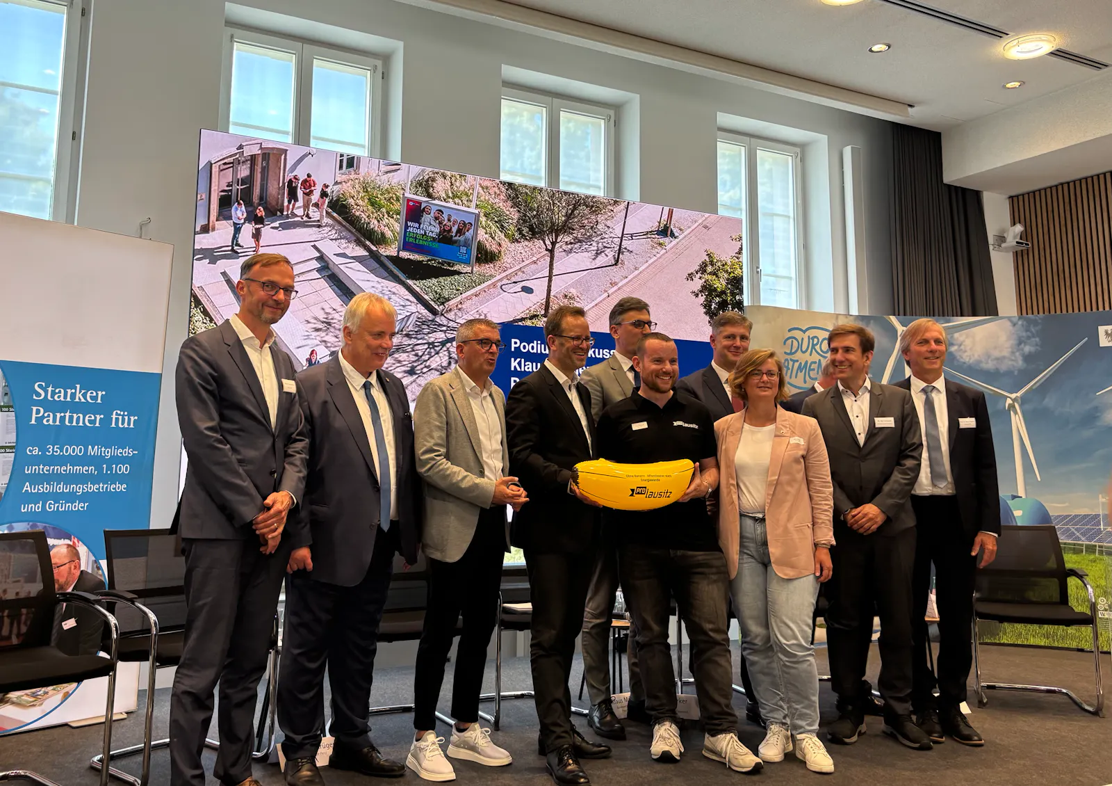 Von Klaus Müller (Mitte) will Welt Leitungen. In Cottbus bekam er am Dienstag die Banane, die die Lausitz sich wünscht.