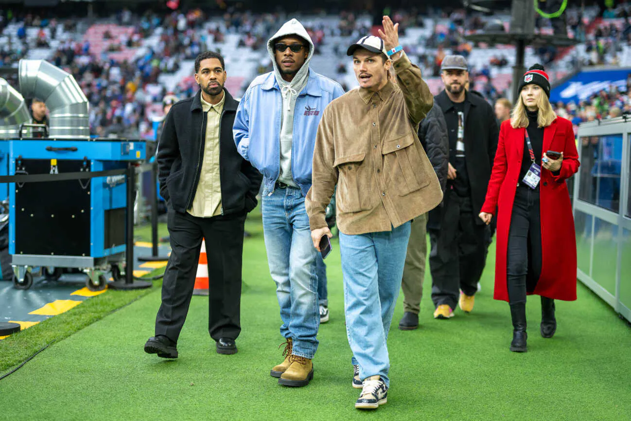 Fußball trifft Fußball: David Alaba und Marcel Sabitzer beim NFL-Spiel in München. Foto: IMAGO/Eibner