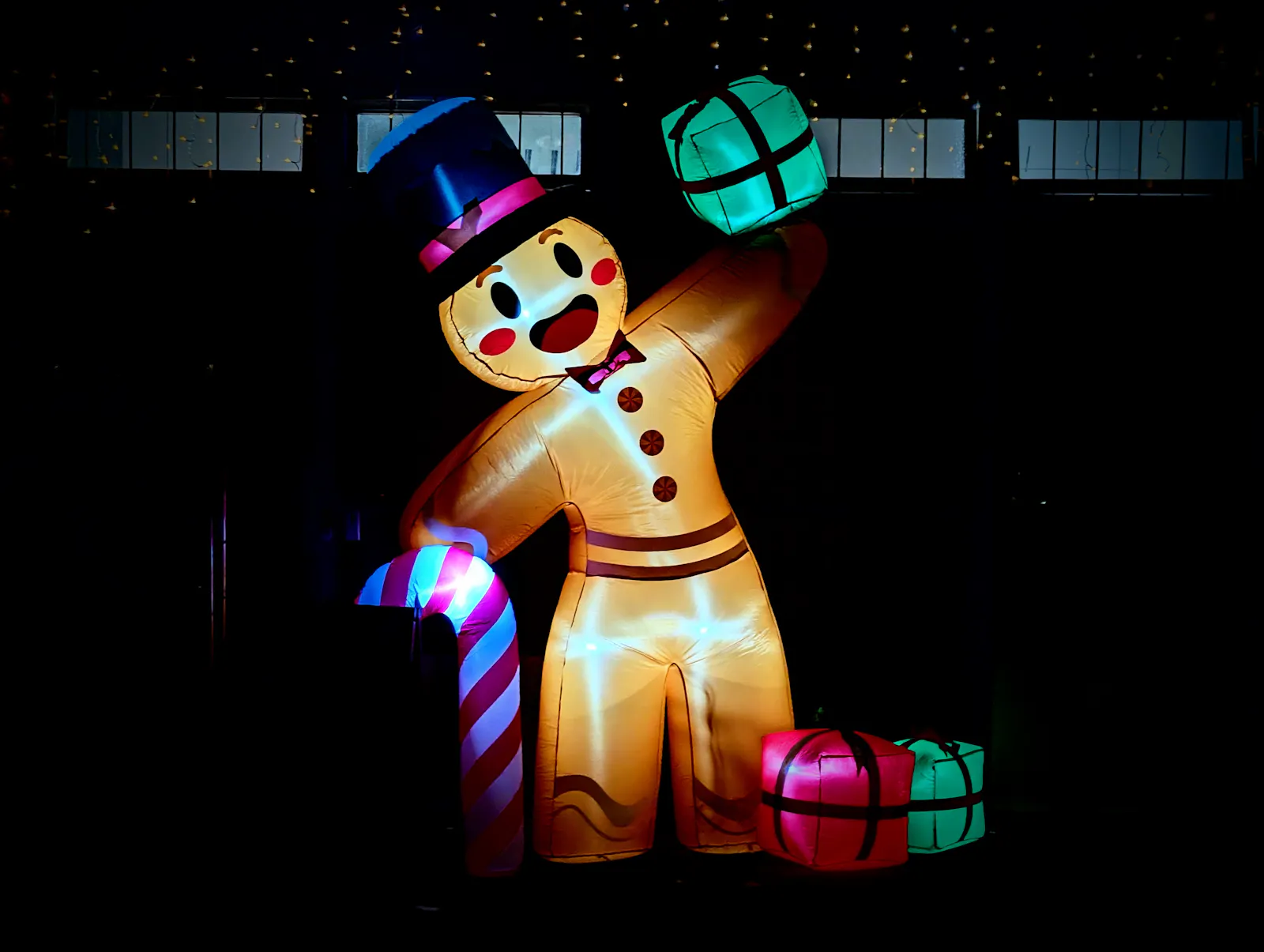 Da das mit einem echten Schneemann mangels Schnee erst einmal nichts wird, leuchtet beim Klingenbach-Winterbiergarten am Wochenende wenigstens ein lustiger weihnachtlicher Aufblas-Schneemann. Foto: Jürgen Brand
