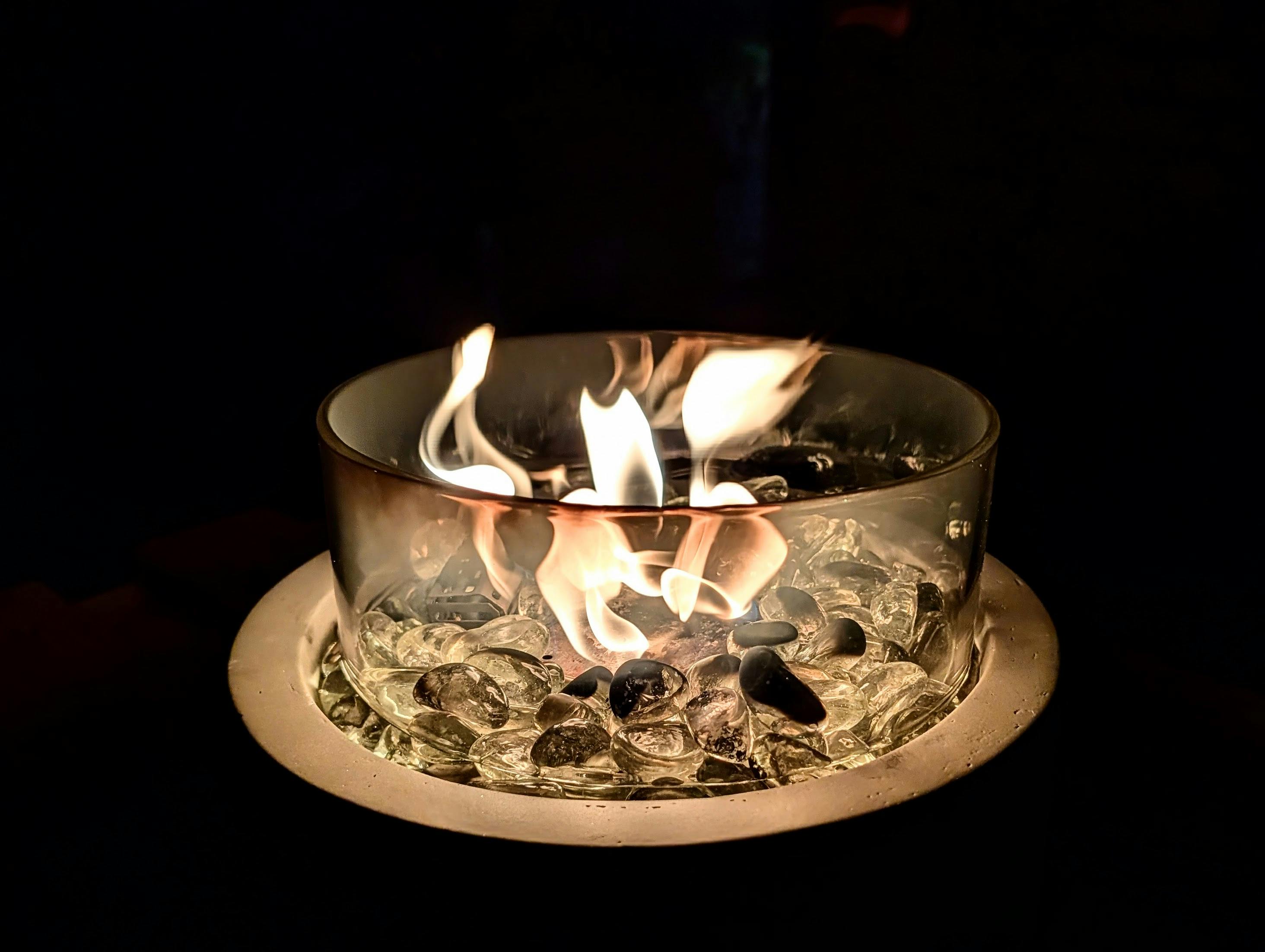 Kleine Feuerschalen sorgen im Klingenbach-Winterbiergarten am Wochenende stimmungsvoll für vorweihnachtliche Atmosphäre. Foto: Jürgen Brand