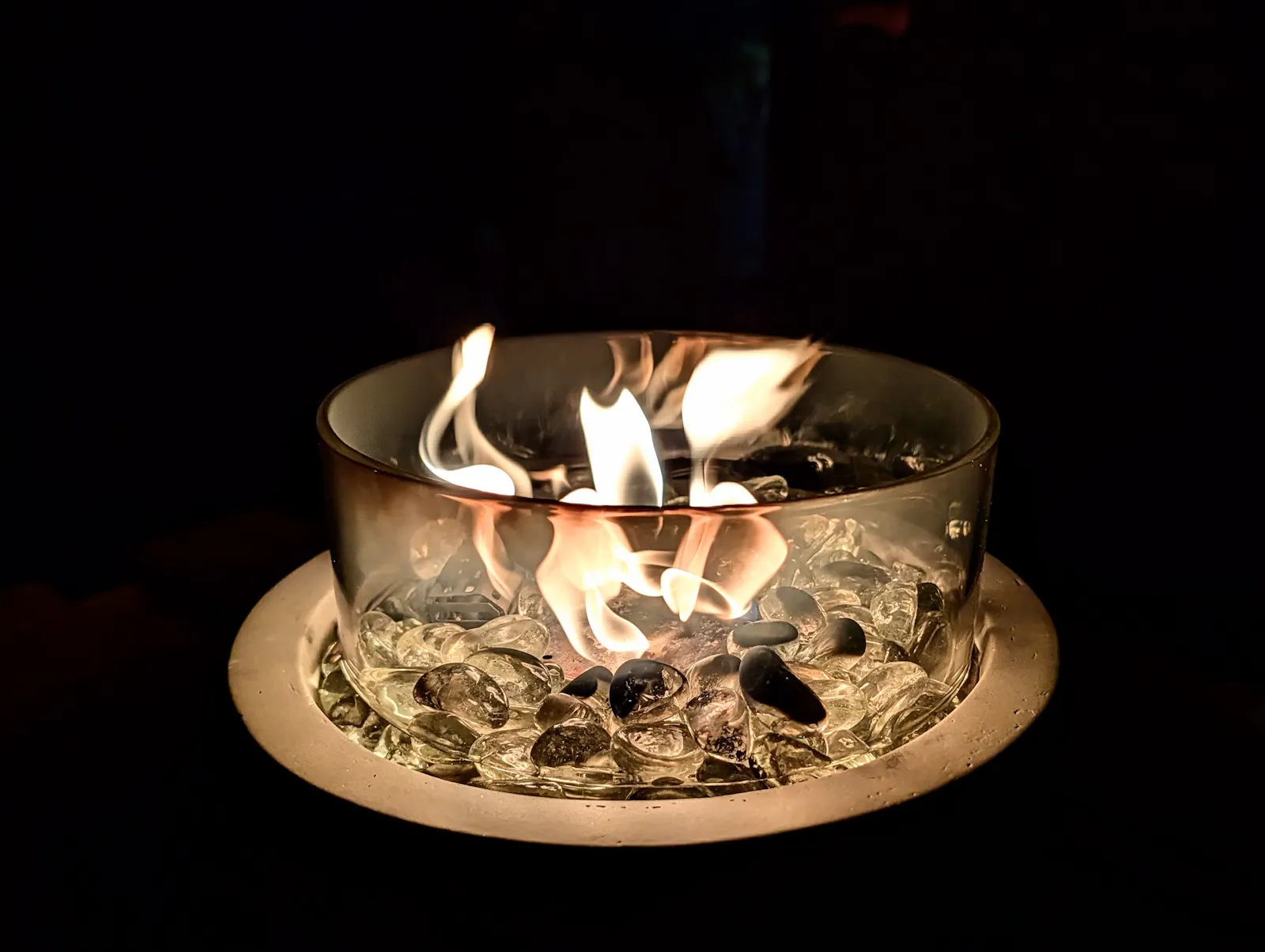 Kleine Feuerschalen sorgen im Klingenbach-Winterbiergarten am Wochenende stimmungsvoll für vorweihnachtliche Atmosphäre. Foto: Jürgen Brand
