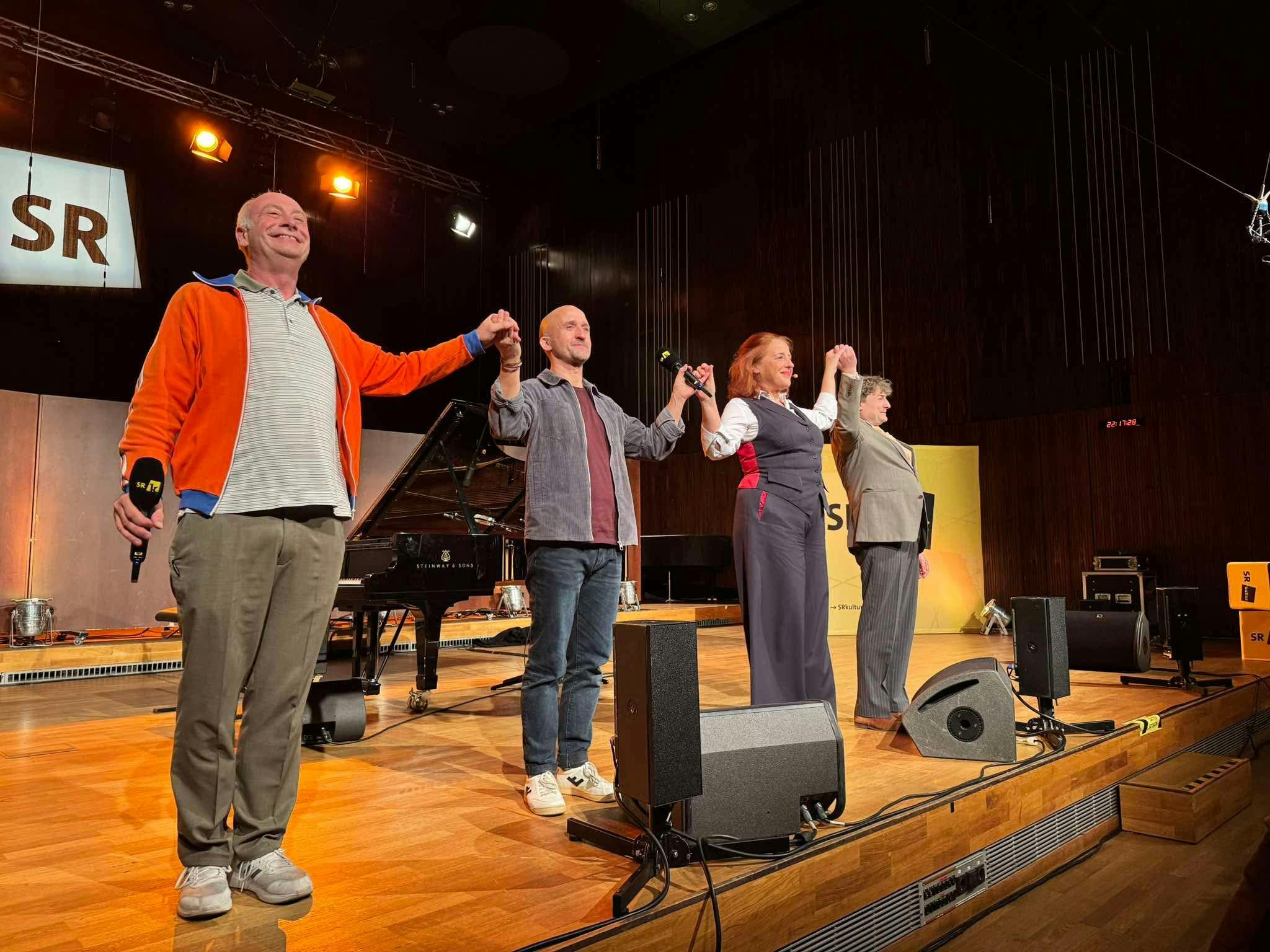 Alfons, Luise Kinseher, Sebastian Krämer und ich bei der Verabschiedung auf der Bühne des SR Gesellschaftsabends.