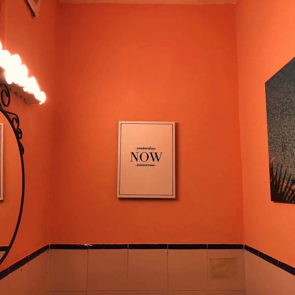 Poster "NOW" im frisch gestrichenen, strahlenden Bad des Coworking Space Rayaworx Mallorca in Santanyí