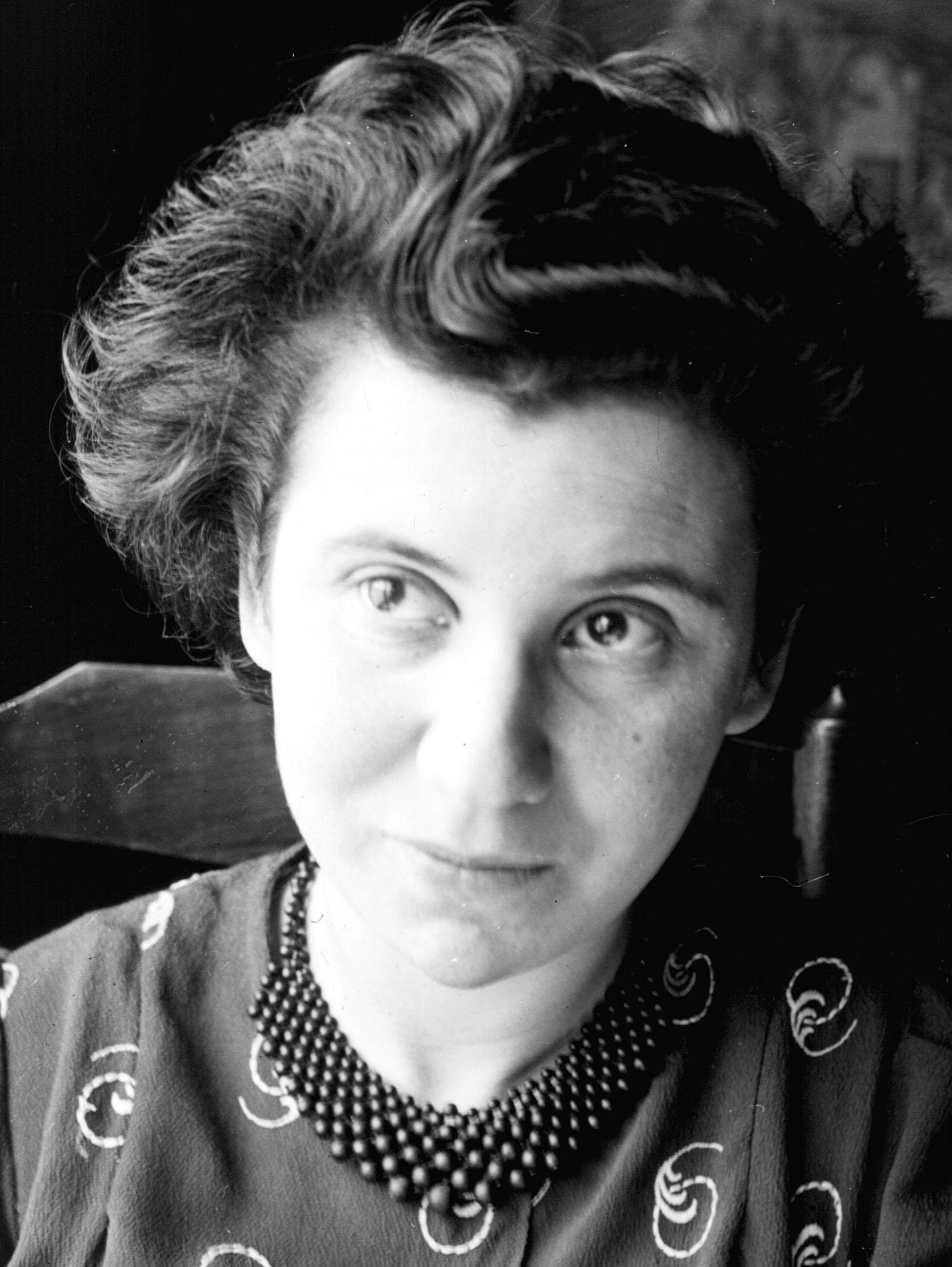 Ein schwarz-weiß Foto einer jungen Frau mit dunklen, kurzen, leicht gewellten Haaren, aufgenommen vor fast 100 Jahren