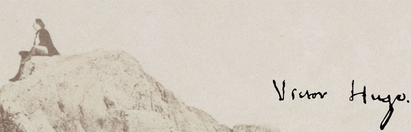 Headerbild des Blogs zeigt einen Mann, der auf einem Fels sitzt und in die Ferne schaut mit der Unterschrift von Victor Hugo.