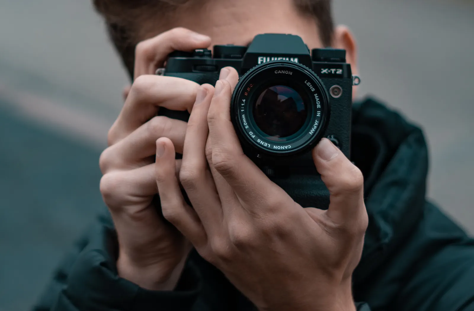 Wir sehen eine Person, die mit einer Fujifilm-Kamera ein Foto macht.
