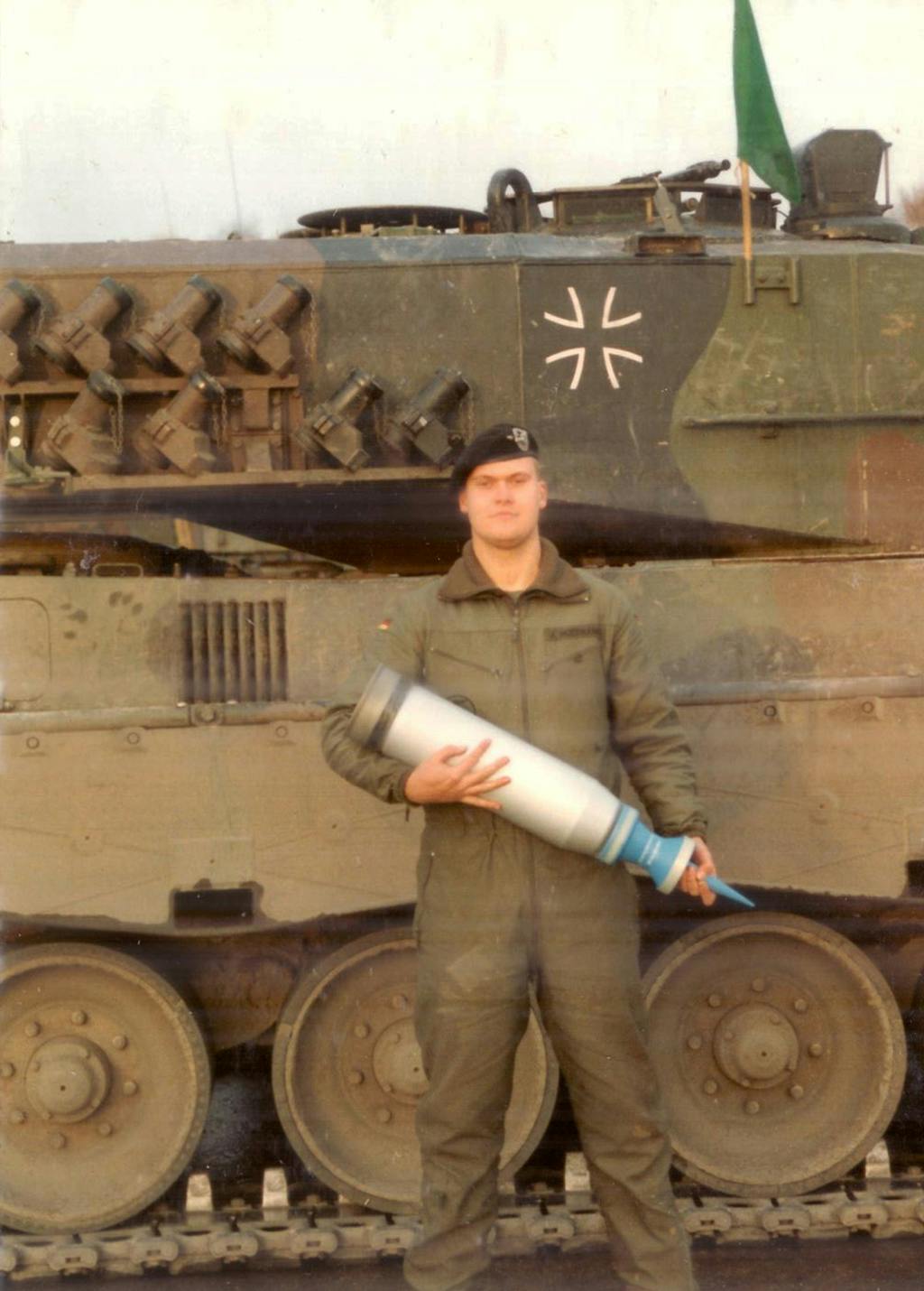 Altes Foto von mir vor einem Leopard 2 mit einer Granate.