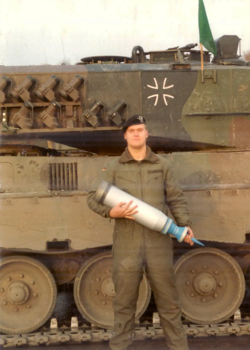 Altes Foto von mir vor einem Leopard 2 mit einer Granate.