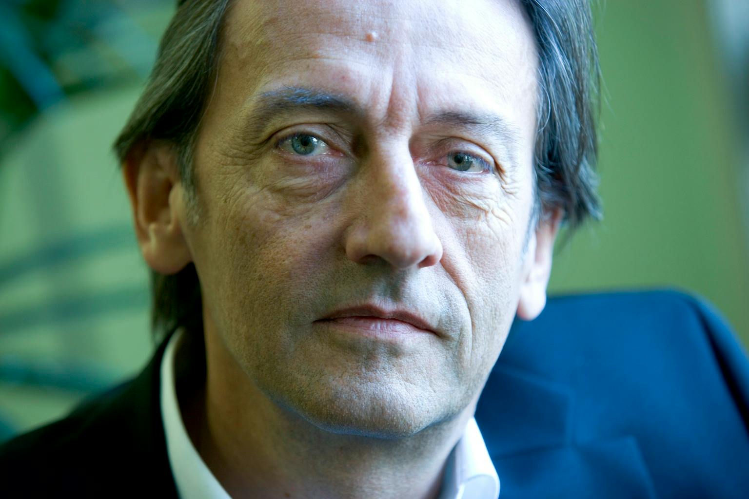 Three important German novels — Der Untertan (The Loyal Subject), Sonnenfinsternis (Darkness at Noon) and Sansibar oder der letzte Grund (Flight to Afar) — open a window onto times past that seem frighteningly relevant today. In his essay ‘Adaptation and resistance,’ Rudolf Isler looks at how figures of submission, ideology, and rebellion challenge us today. Why we should think literarily about questions of power, freedom, and responsibility — and how history invites us to reflect today...