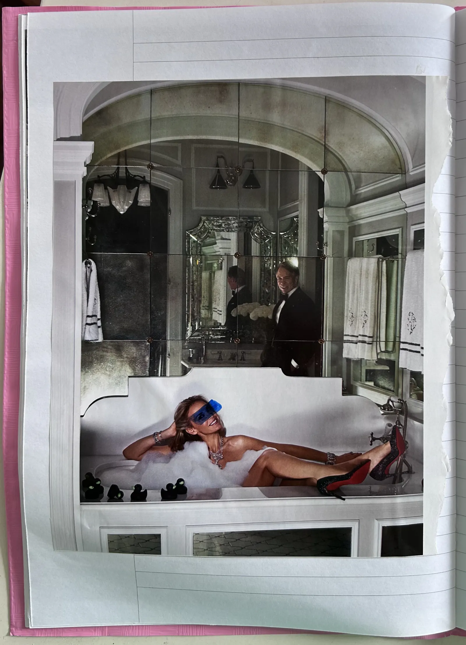 Ralph Lauren mit weißen Haaren im Anzug blickt vor verspiegeltem Hintergrund auf seine deutlich jünger aussehende Ehefrau, die nackt mit Louboutinschuhen in Schaumbad liegt