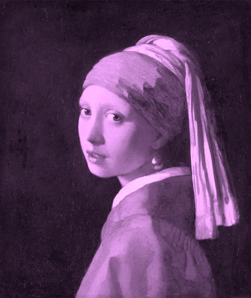 Das hier leicht rosa eingefärbte Vermeer-Bild im Original: Ölgemälde von einer jungen Frau im linken Profil, die den Betrachter anschaut. Sie trägt einen blauen Turban mit gelb-weißem Tuch, das hinter ihre Schulter fällt. An ihrem linken Ohr hängt ein großer Perlenohrring. Ihre hellbraune Jacke mit weißem Kragen ist nur bis zu den Schultern zu sehen. Der Hintergrund ist schwarz.