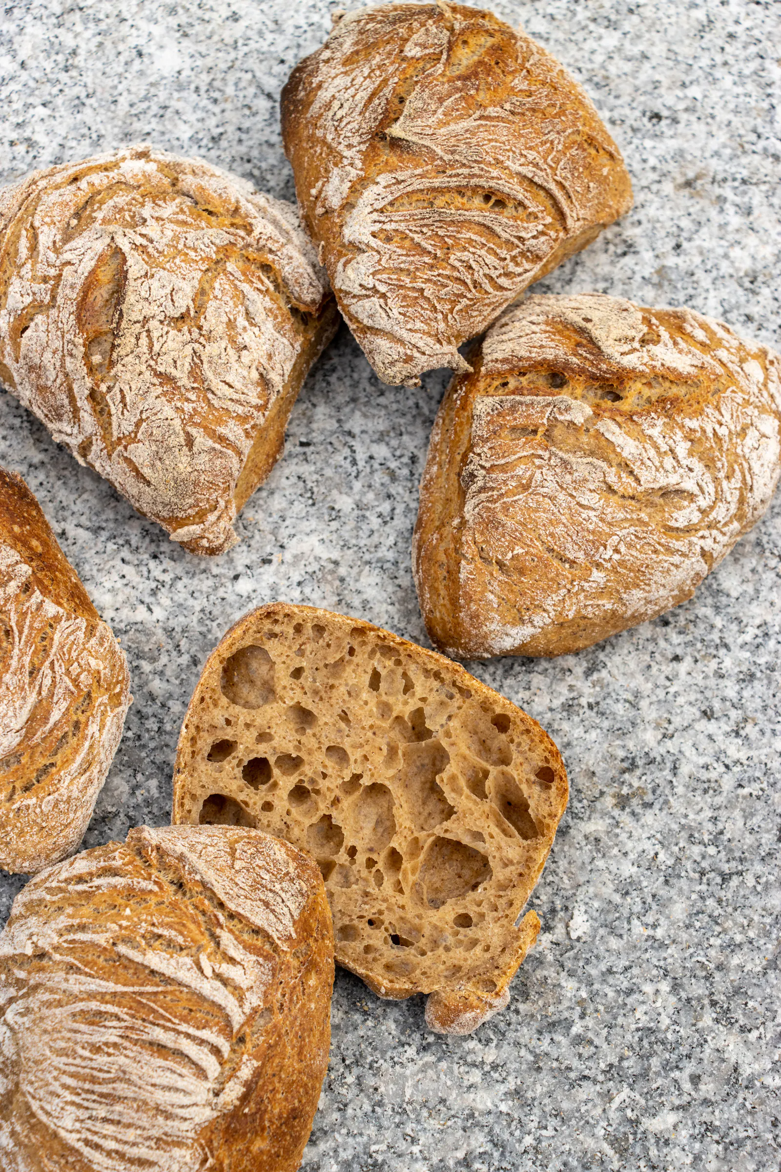 Weizenmischbrötchen mit grober Porung. Ein scheinbar "schnöder" Titel für ganz besondere Brötchen. Welche Details in der Rezeptentwicklung und beim Backen eine Rolle spielen, klärt der folgende Beitrag.