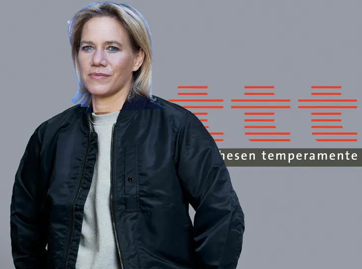 Der Körper von Thilo Mischke steht in blauer Bomberjacke vorm Logo der Sendung Titel Thesen Temperamente. Über seinen Kopf wurde hemdsärmelig das Gesicht von Christine Strobl gelegt