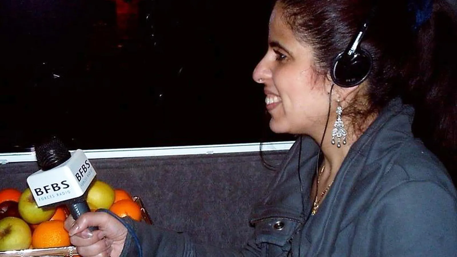 Amy Zayed hält ein Radiomikrofon