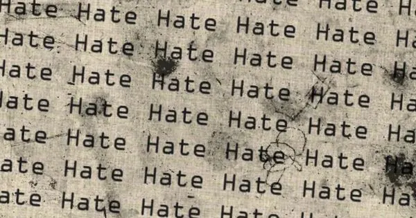 Das Wort "Hate" auf einem Stück Papier wiederholt geschrieben / Bild: Pixabay