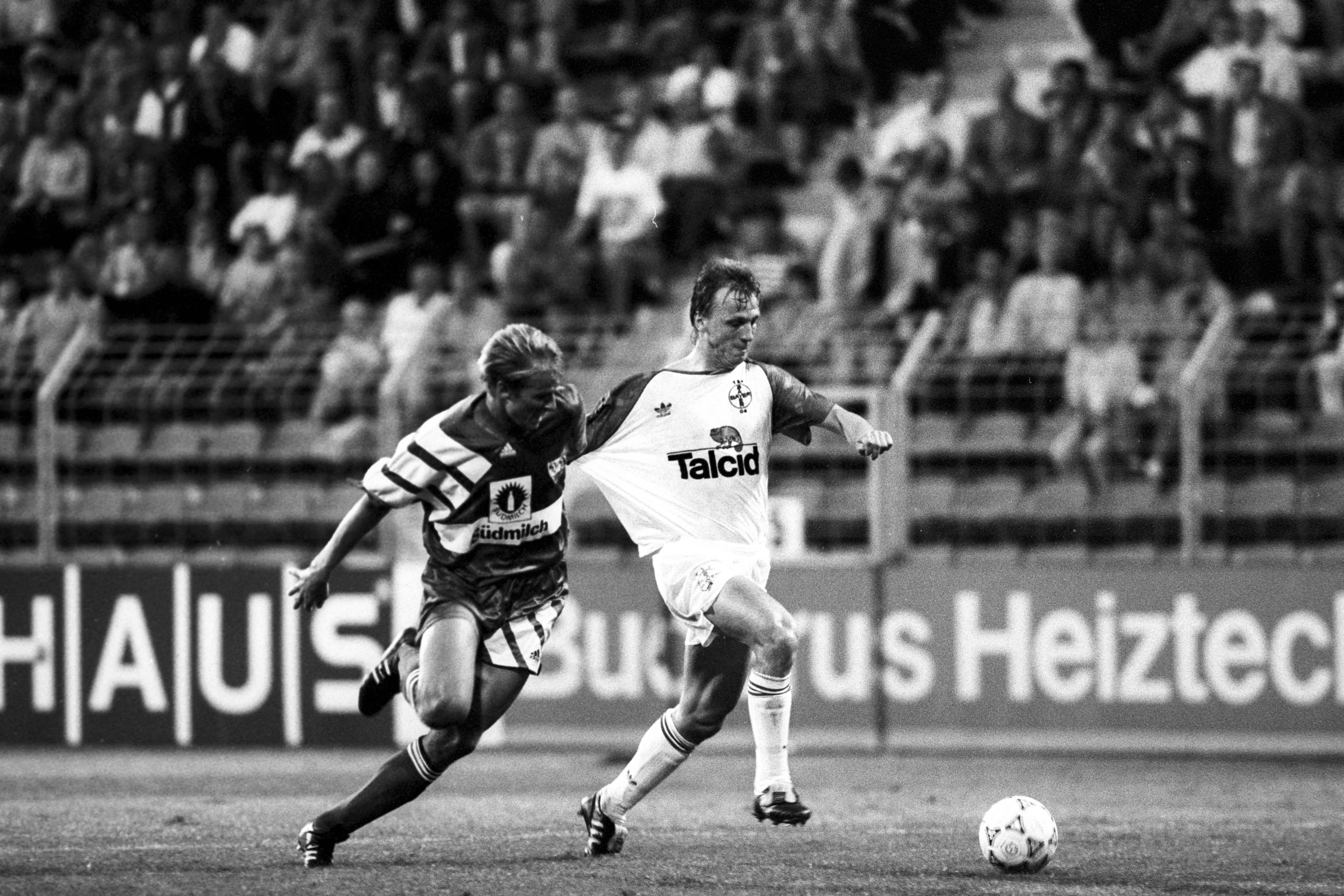 Andreas Thom im Laufduell mit Stuttgarts Eyjölfur Sverrisson