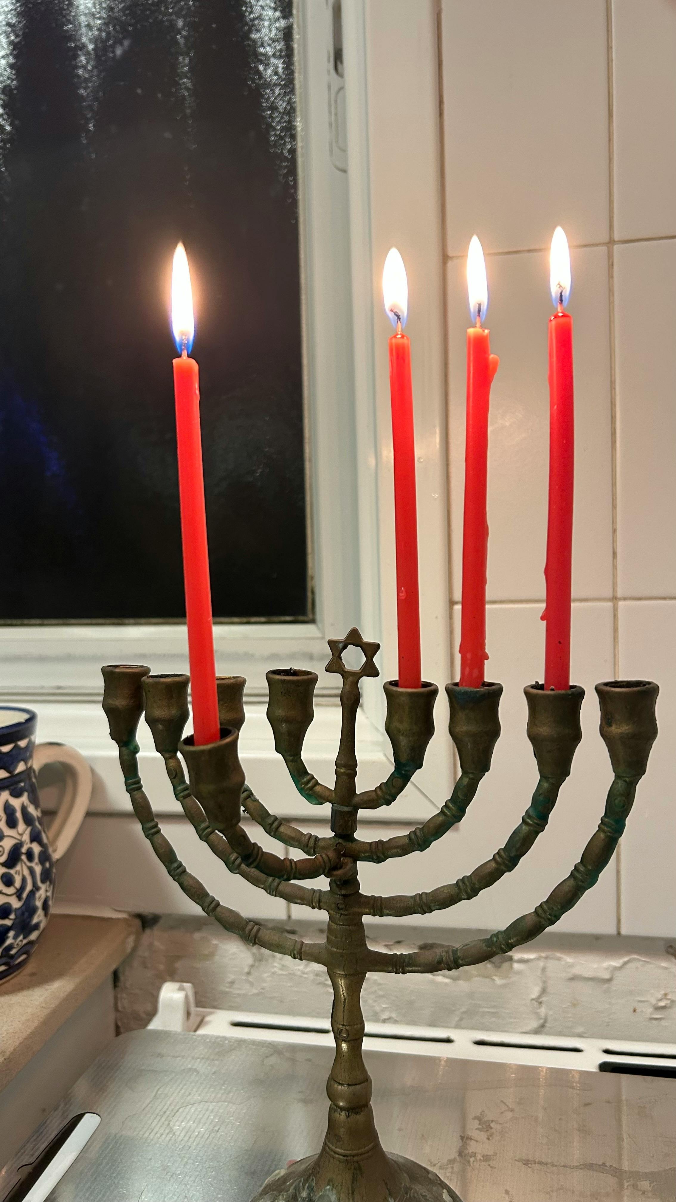 Ich habe diese Chanukkia vor etwa 20 Jahren auf einem Flohmarkt in Berlin gekauft. Danach habe ich sie immer wieder in den Wohnungen deutscher Holocaust-Überlebender gesehen. „Das ist die Chanukkia, die wir damals alle hatten“, erzählten sie mir auf Nachfrage. Jedes Mal, wenn ich die Kerzen anzünde, denke ich deshalb an all die vielen Seelen, deren Licht viel zu früh ausgelöscht wurde.